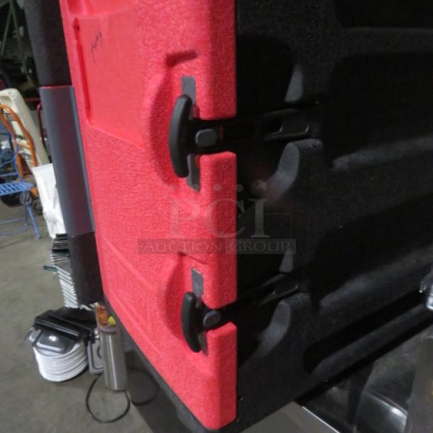 Metro MC400 Portable Holding Food Transport, red and black, durable latches, excellent condition.