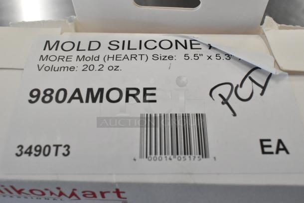 BRAND NEW Silikomart 980AMORE heart-shaped silicone baking mold, 5.5"x5.3"x1.9", with border and plastic cutter. Volume: 20.2 oz.