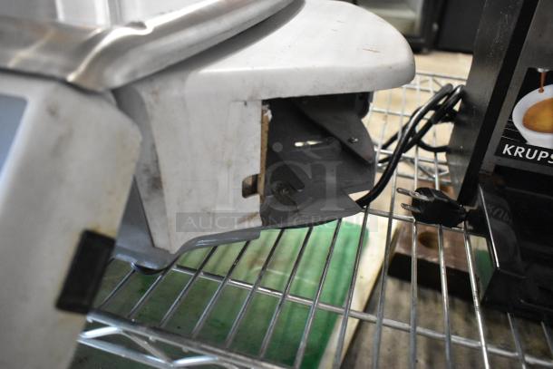 Hobart 29252-BJ Quantum metal countertop scale, 120 volts, visible wear, part of the side panel is missing.
