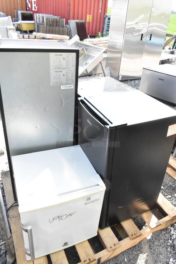 Four mini coolers, including Vissani HVDR45PS, EdgeStar CMF151L, Galanz GLR33MBKE23, and GE WMR04GAZABB, on a pallet.
