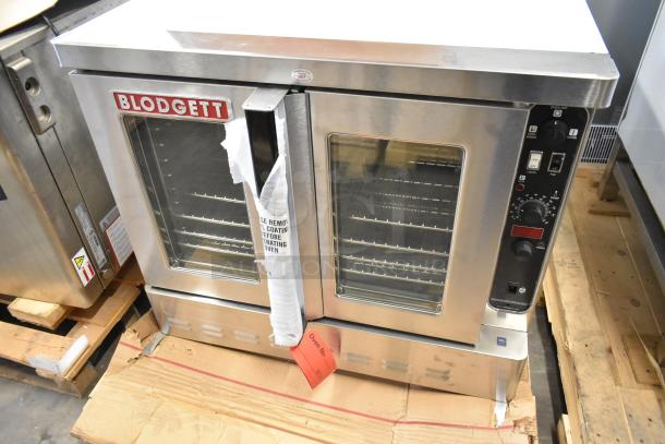 Brand new 2016 Blodgett DFG100 stainless steel commercial convection oven, natural gas, view-through doors, metal racks.