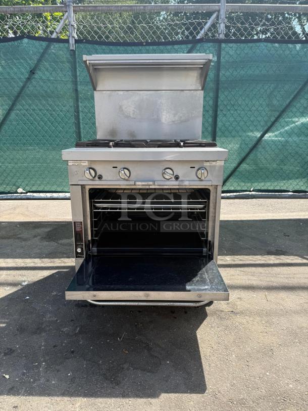 Southbend P32D-XX Platinum Series 4 Burner Range, 32" wide, 180k BTU, open oven door, stainless steel, used condition.