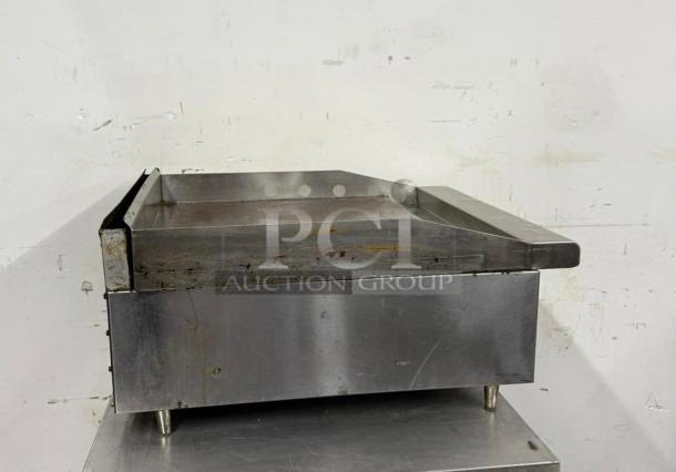 Radiance thermostatic flat grill, stainless steel, 2 burners, used condition, visible wear, sturdy legs, ideal for kitchens.