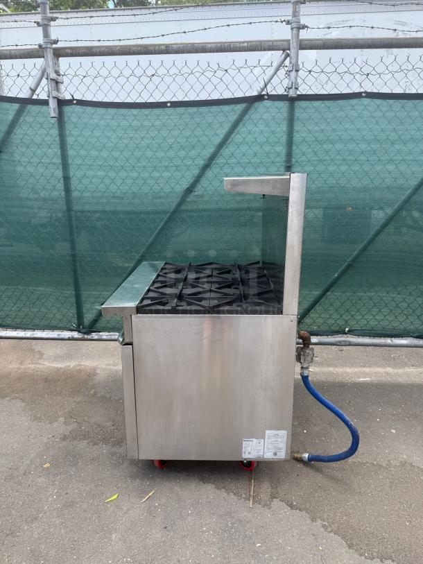 Southbend P32D-XX 32" wide 4-burner range, heavy-duty, 180k BTU, stainless steel, good condition, with gas connection.