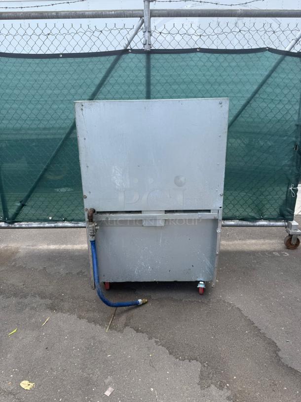 Southbend P32D-XX 32" heavy duty sectional range, 4 burners, 180k BTU, steel, used condition, visible blue gas hose.