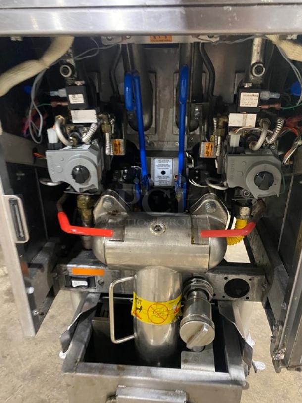 Pitco Solofilter Solstice Supreme SFSSH55TRJS fryer interior with digital controls, split-tank design, and sturdy build.