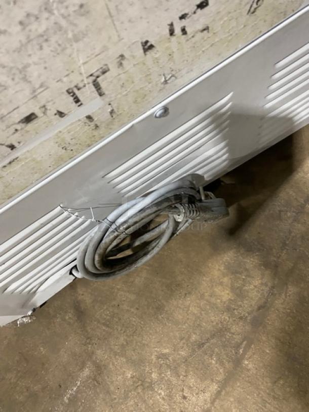 Magic Chef HMCF9W3 white chest freezer, manual-defrost, 2021 model, 115V, commercial use. Curled power cord shown.