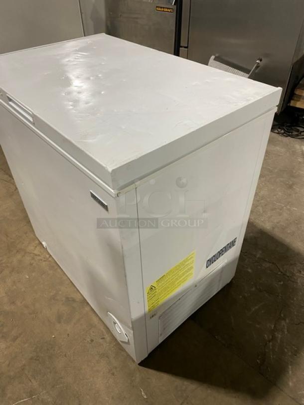 Vissani Commercial Chest Freezer, Model MDCF7WH, white, manual-defrost, 115V, showing vent and label, good condition.