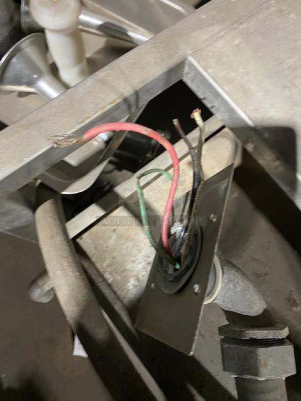 Southbend 10-Gal. KECT10 Tilting Steam Kettle, 2/3 jacketed, with exposed wiring, on legs. Some assembly needed.