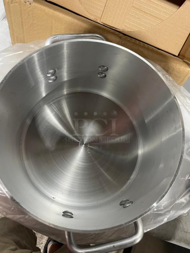 NEW Winco 8 Qt. Professional Stock Pot, Model AXS-8, in reinforced aluminum. Features sturdy handles, pristine condition.