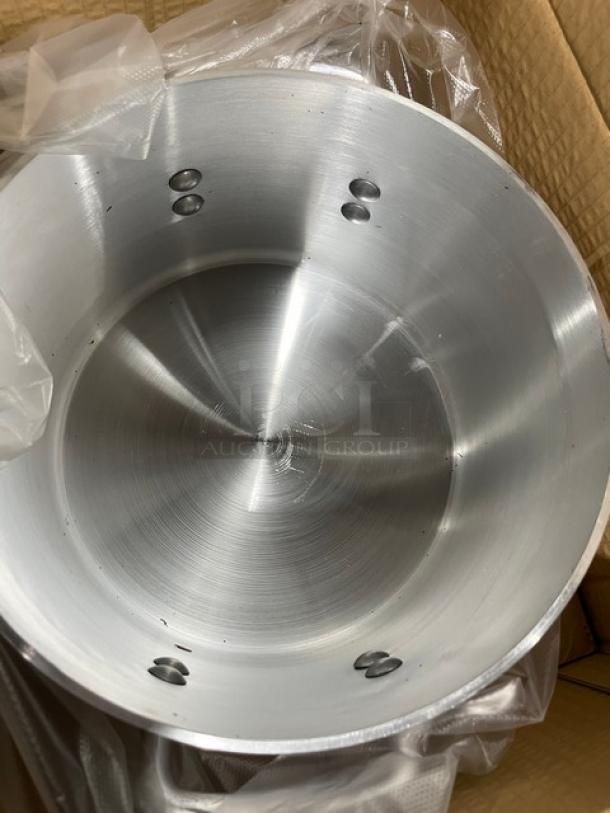 Winco AXS-8 8 Qt. professional stock pot, new condition, reinforced aluminum, with sturdy handles.