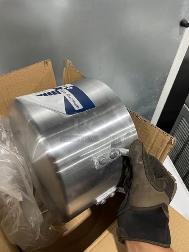 NEW Winco AXS-8 aluminum 8 Qt stock pot. Features reinforced construction, sturdy handles. Professional quality.