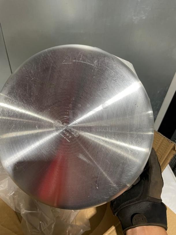 Winco AXS-8 stock pot, 8 qt., reinforced aluminum, with handles. Model and brand markings visible on bottom. New condition.