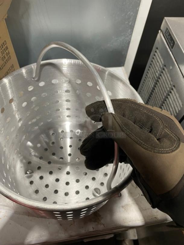 NEW! Winco ALSB-20 20 Qt. aluminum perforated steamer basket with pail handle. Durable construction. Ideal for commercial use.