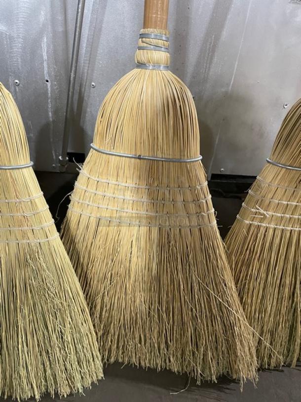 Carlisle Commercial Natural Corn Blend Warehouse Broom, Model 3685500. Durable, high-quality construction, ideal for heavy-duty cleaning.