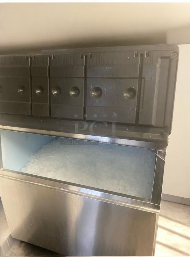 Hoshizaki KM-901MAH ice maker with ice storage bin. Air-cooled, 208-230V, fully tested and working. Stainless steel exterior.