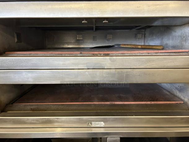 Hobart HWD03D-4 double deck electric oven in outstanding condition with stand, 208V, 10.7kW. Fully tested and working.