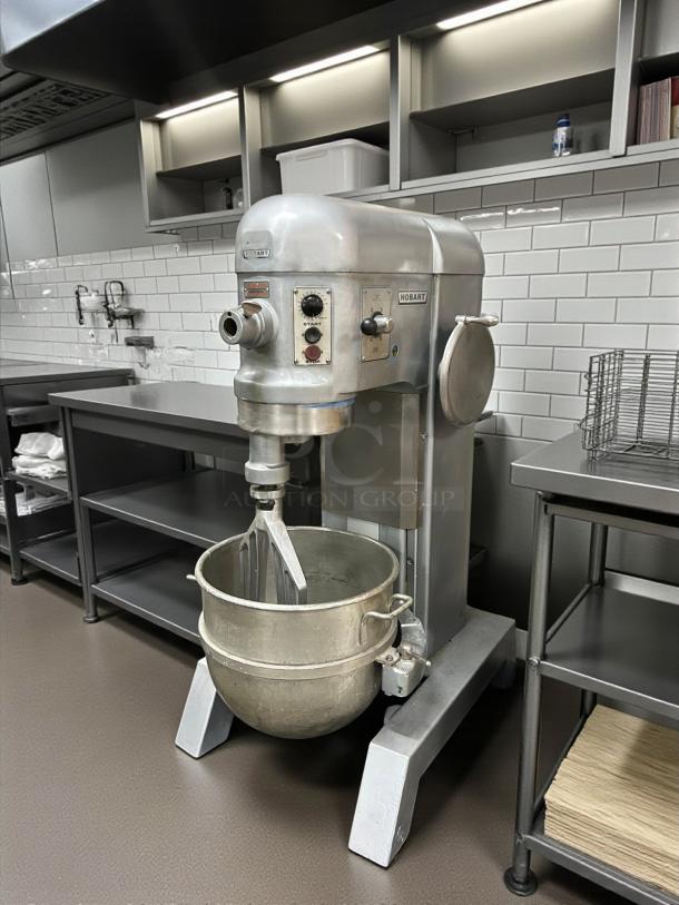 HOBART H-600T commercial mixer, 60 Qt, single phase 230V, amazing condition, fully tested, stainless steel bowl, control knobs.
