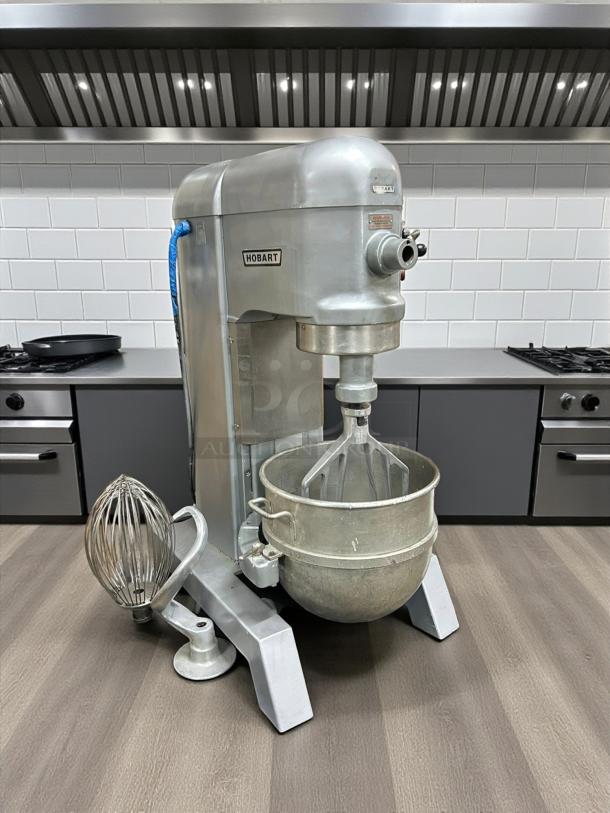 HOBART H-600T commercial mixer, 60 Qt capacity, single phase 230V. Excellent condition, includes attachments, fully tested.