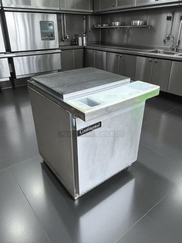 Continental SW27-SS 27" undercounter sandwich/salad prep table, great condition, stainless steel, tested and working.