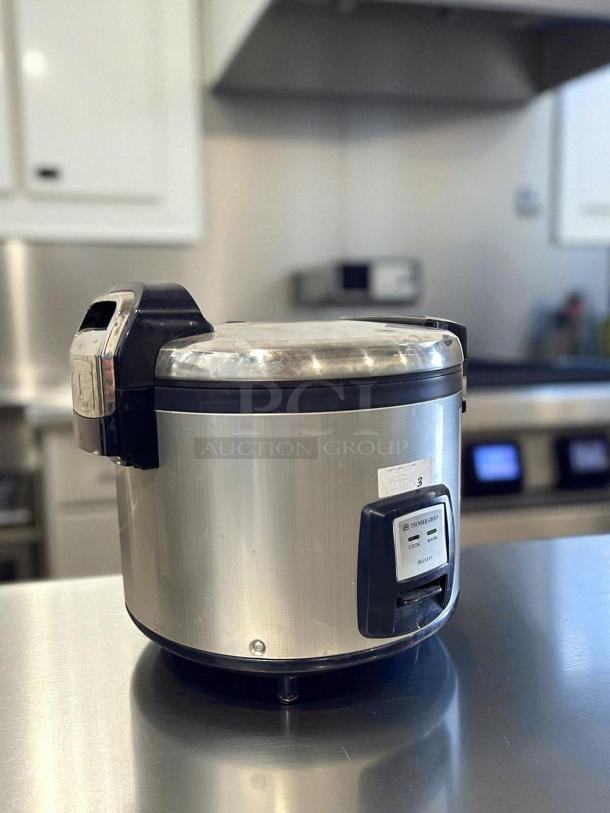 Thunder Group SEJ3201 30 Cup Electric Rice Cooker-Warmer in perfect condition. Features digital controls, 115v, tested.