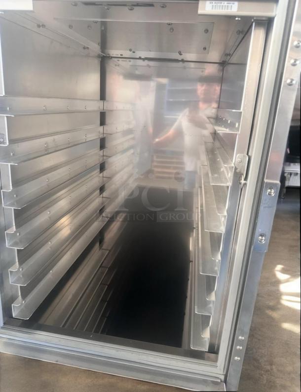 Henny Penny HC-900 heated holding cabinet, great condition, 120V, shelves intact, stainless steel interior, tested & working.