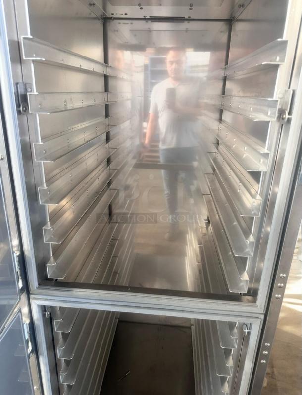 Henny Penny HC-900 Heated Holding Cabinet, great condition, 120V, stainless steel interior, tested and working.