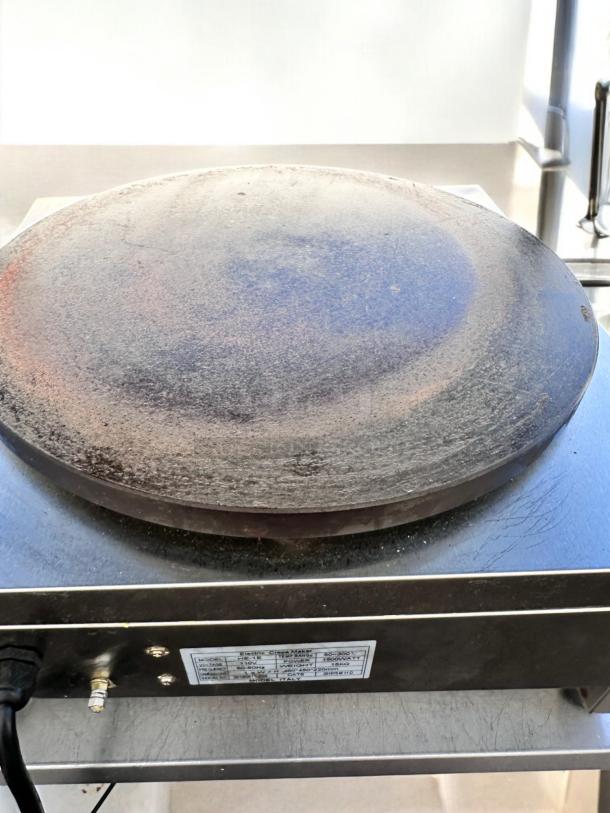 Model Italy HE-1E electric crepe maker, 110V, 1500W, excellent condition, tested and working, label with specifications visible.