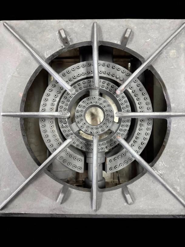 Commercial 3-ring gas stock pot burner, excellent condition, tested and working, sturdy metal construction.