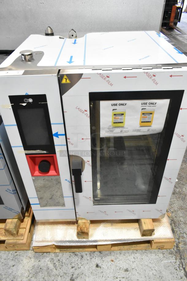 BRAND NEW SCRATCH AND DENT! Blodgett AETG101R stainless steel gas convection oven by Bakers Pride, model AETG101R, on pallet.