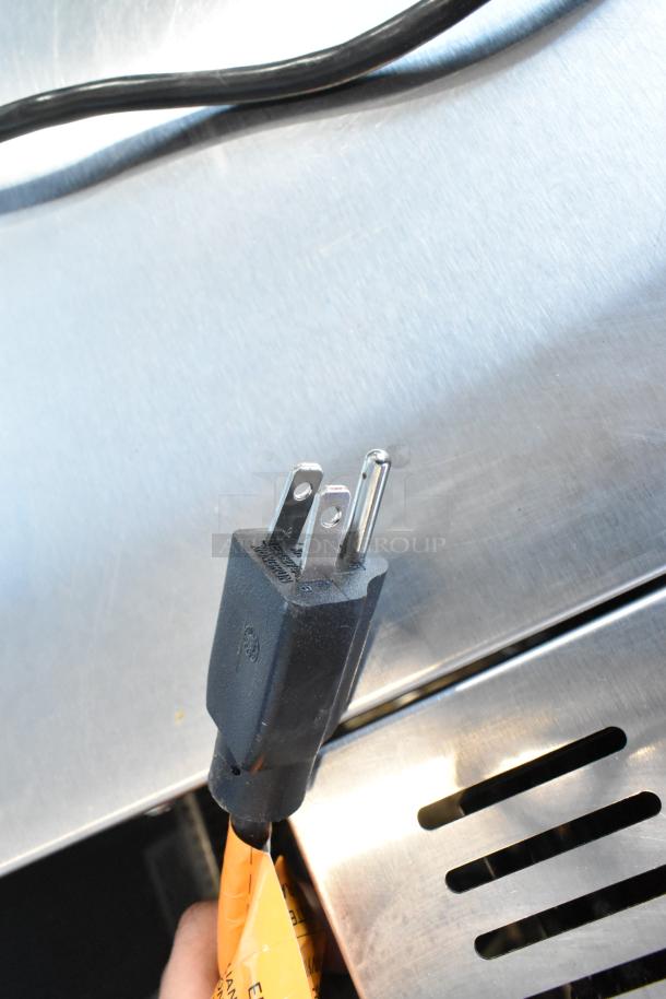 Power plug of QBD DC6LP-HC mini cooler merchandiser, compatible with 115 volts, 1 phase.