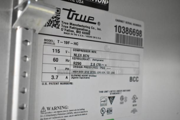 2022 True T-19F-HC freezer label showing model, voltage, refrigerant type, and certifications.