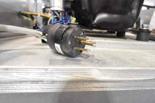 Power plug of Unique stainless steel commercial cooler/freezer. Condition: good, 115 volts, single phase connection.