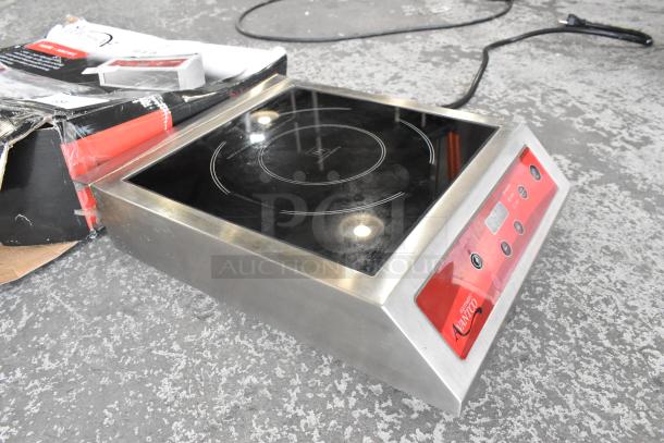 IN ORIGINAL BOX! 2021 Avantco 177IC3500 stainless steel commercial induction range. 120 Volts, 1 phase, pristine condition.