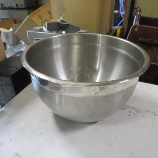 Tramontina 13 Quart stainless steel mixing bowl, polished finish, gently used, durable and ideal for large batches.
