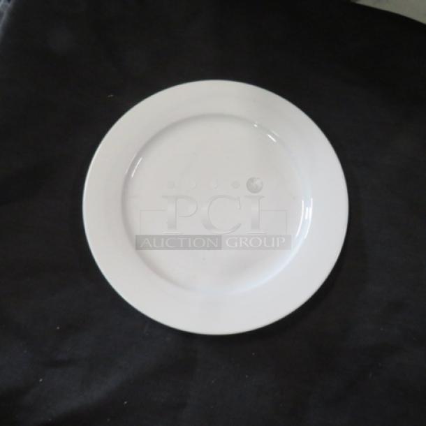 9-inch white Maxwell Williams plate, smooth surface, excellent condition, model 12XBID.