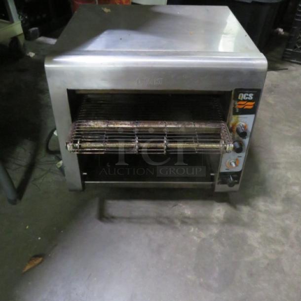 Holman QCS-3-1000 conveyor toaster, stainless steel, size 18.5x22x15 inches, with control knobs and visible labels, used condition.