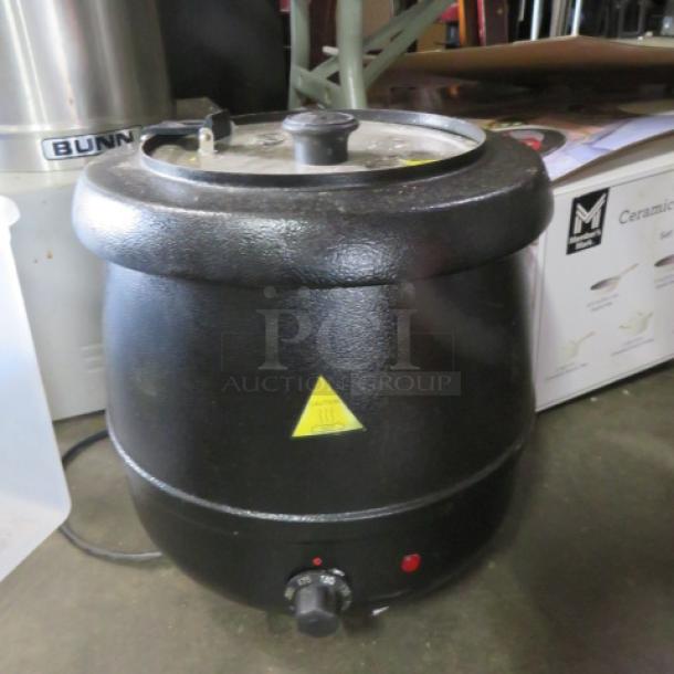 Glen Ray Soup Kettle, 120 Volt, black, round design with lid, temperature control knob, gently used condition.