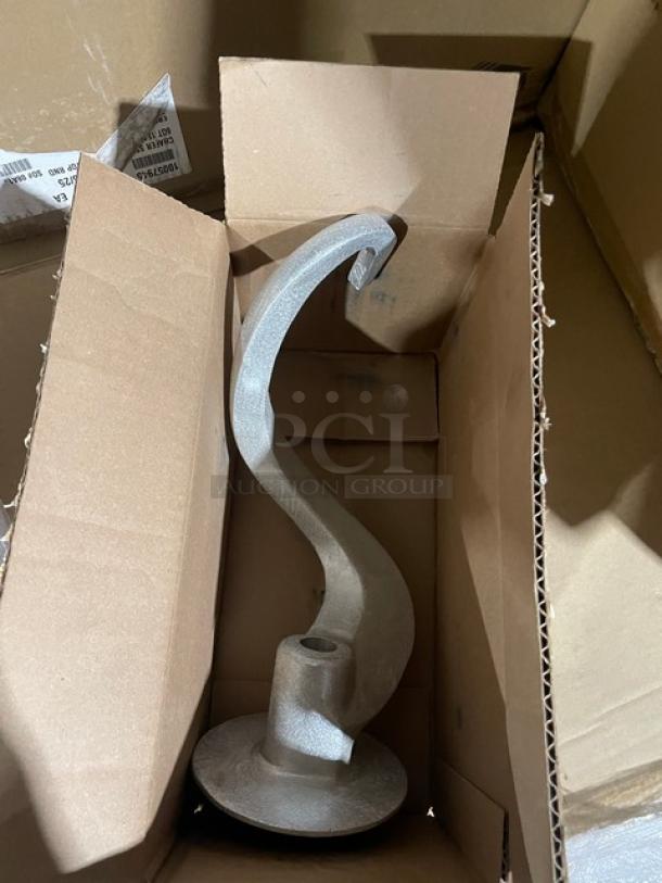 Brand new Hobart EDDOUGH-ALU220 20 Qt. aluminum dough hook attachment in box. Commercial-grade condition.