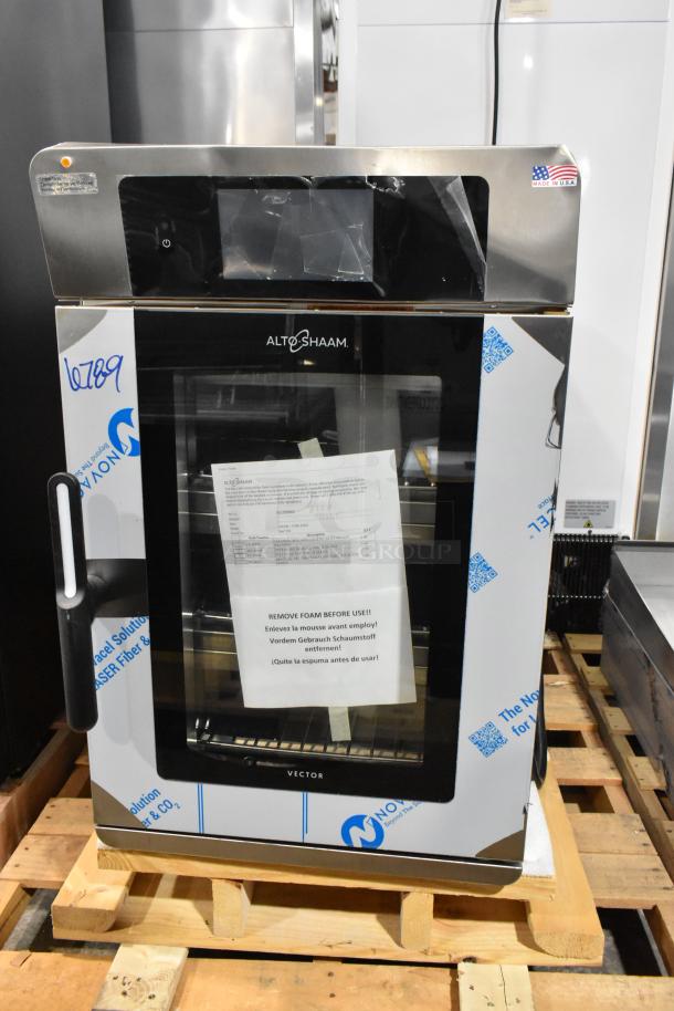 Brand new Alto Shaam VMC-H3H stainless steel commercial multi-cook oven, 208-240V, 1 phase. Scratch and dent condition.