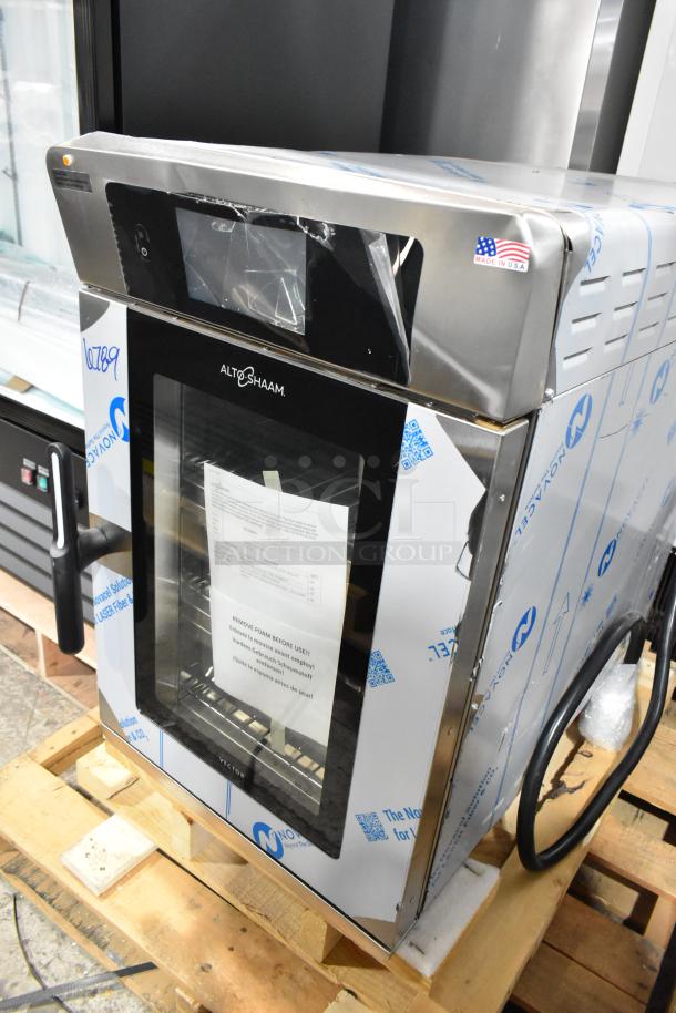 Brand new Alto Shaam VMC-H3H stainless steel multi-cook oven. Scratch and dent condition. 208-240V, 1 phase.