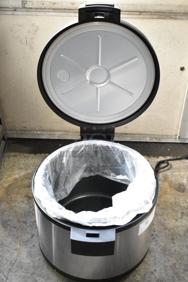 Brand new Avantco 177RWB92 92 Cup Electric Rice Warmer, 120V, 1 Phase. Scratch and dent condition, visible in open lid view.