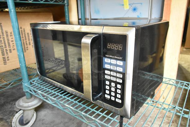 Hamilton Beach P90D23AL-WR1 countertop microwave, stainless steel, digital display, keypad controls, includes internal tray.