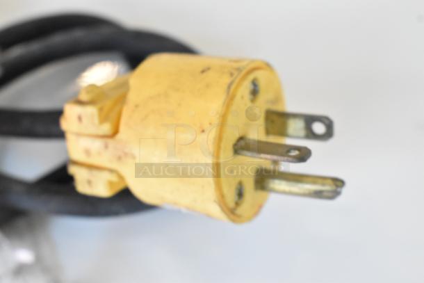 HD&Tek Sprizza pizza dough press, 220V, 1 phase, yellow plug showing typical wear. Suitable for commercial kitchens.