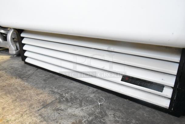 True TAC-48GS-LD grab-n-go merchandiser vent; metal construction, 208-230V, 1 phase, visible True logo, commercial use.