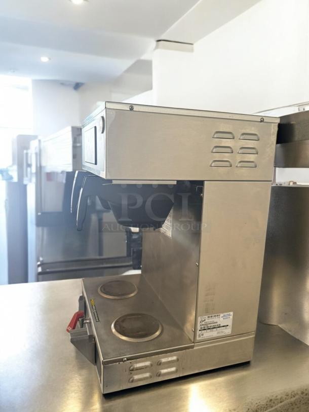 Curtis GEMTS10A1000 Gemini Twin Coffee Brewer in excellent condition, 220V, stainless steel, fully tested and working.