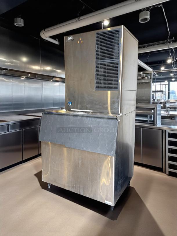 Hoshizaki KM-901MAH 30" air-cooled crescent cube ice machine, 950 lb capacity, great condition, tested and working.