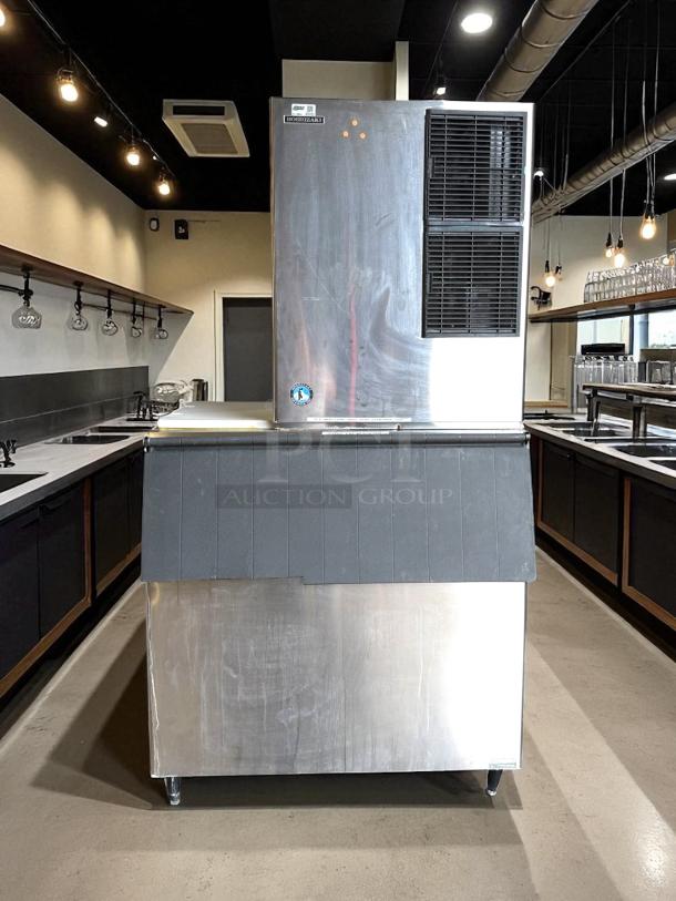 Hoshizaki KM-901MAH 30" air-cooled crescent ice machine, 950 lb. capacity, great condition, tested and working.