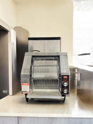 Hatco Toast-Rite conveyor toaster, model TRH.00028, excellent condition, 208V, fully tested, operating instructions visible.