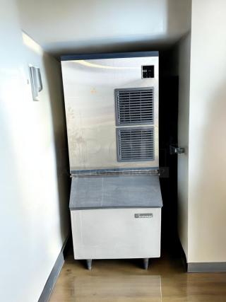 Excellent Condition – Scotsman Commercial Ice Machine with Bin – 208V – Fully Tested & Working! - Item #1204664